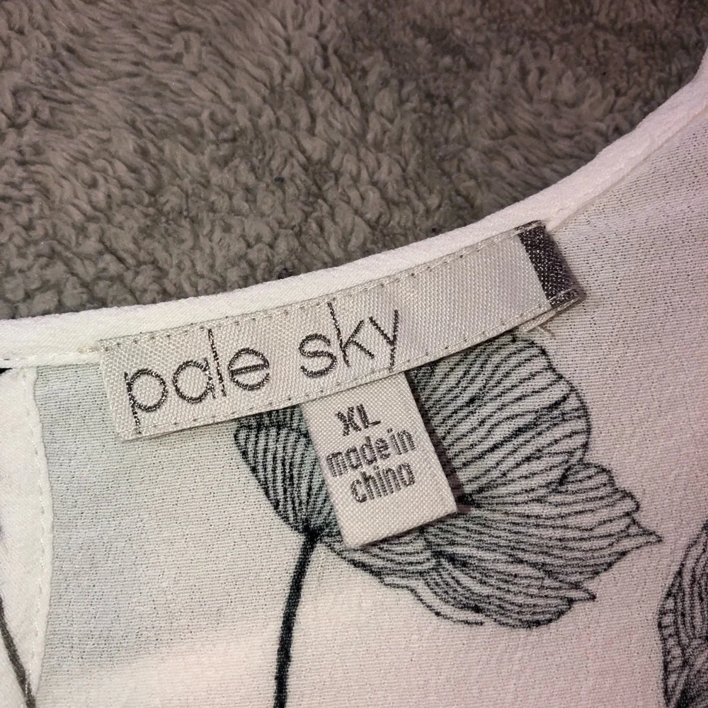 PALE SKY White Poppy Floral Print Short Sleeve Blouse Sz XL - Picture 9 of 11